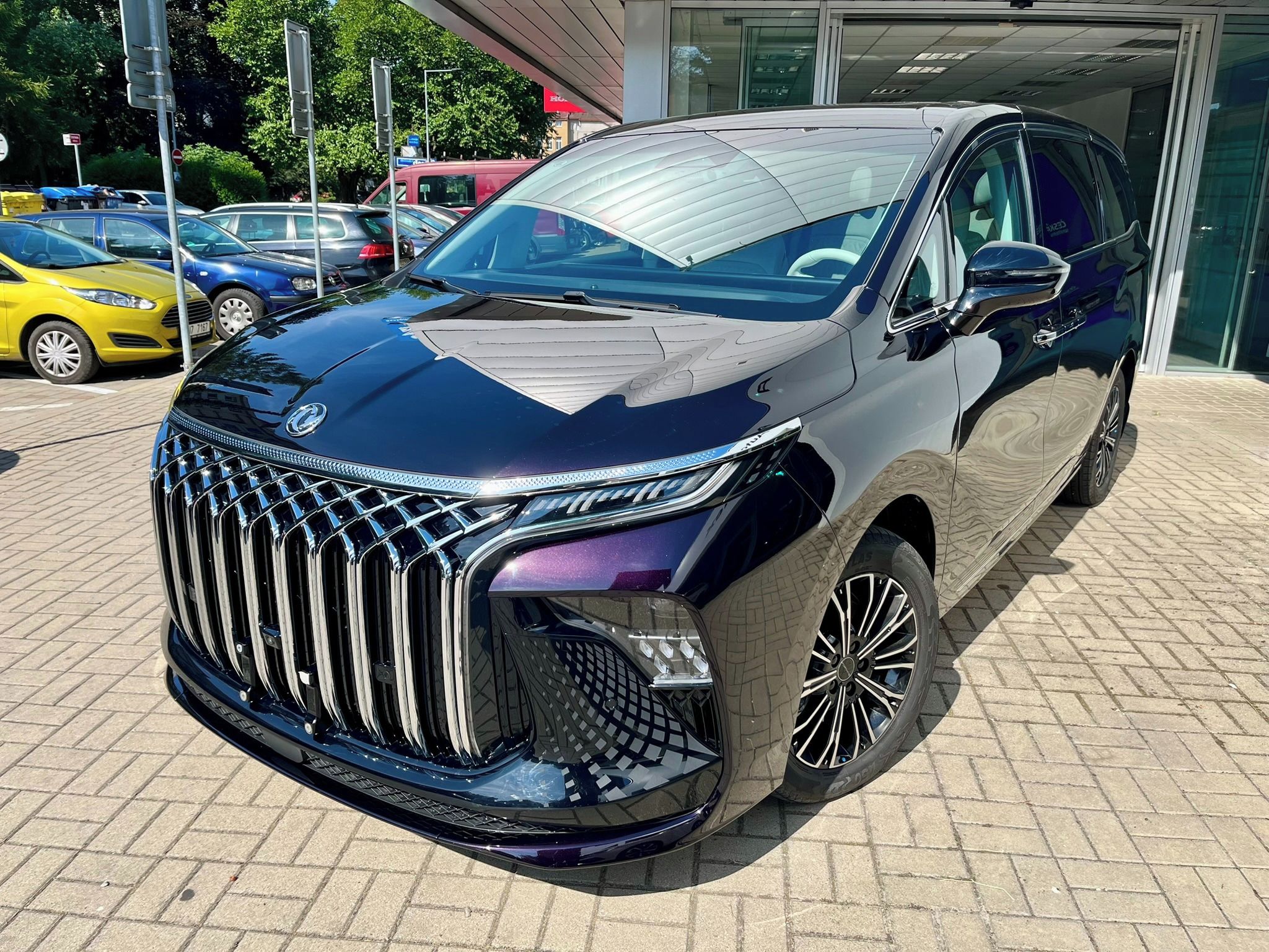 Dongfeng U-Tour, V9 HEV Luxusní MPV