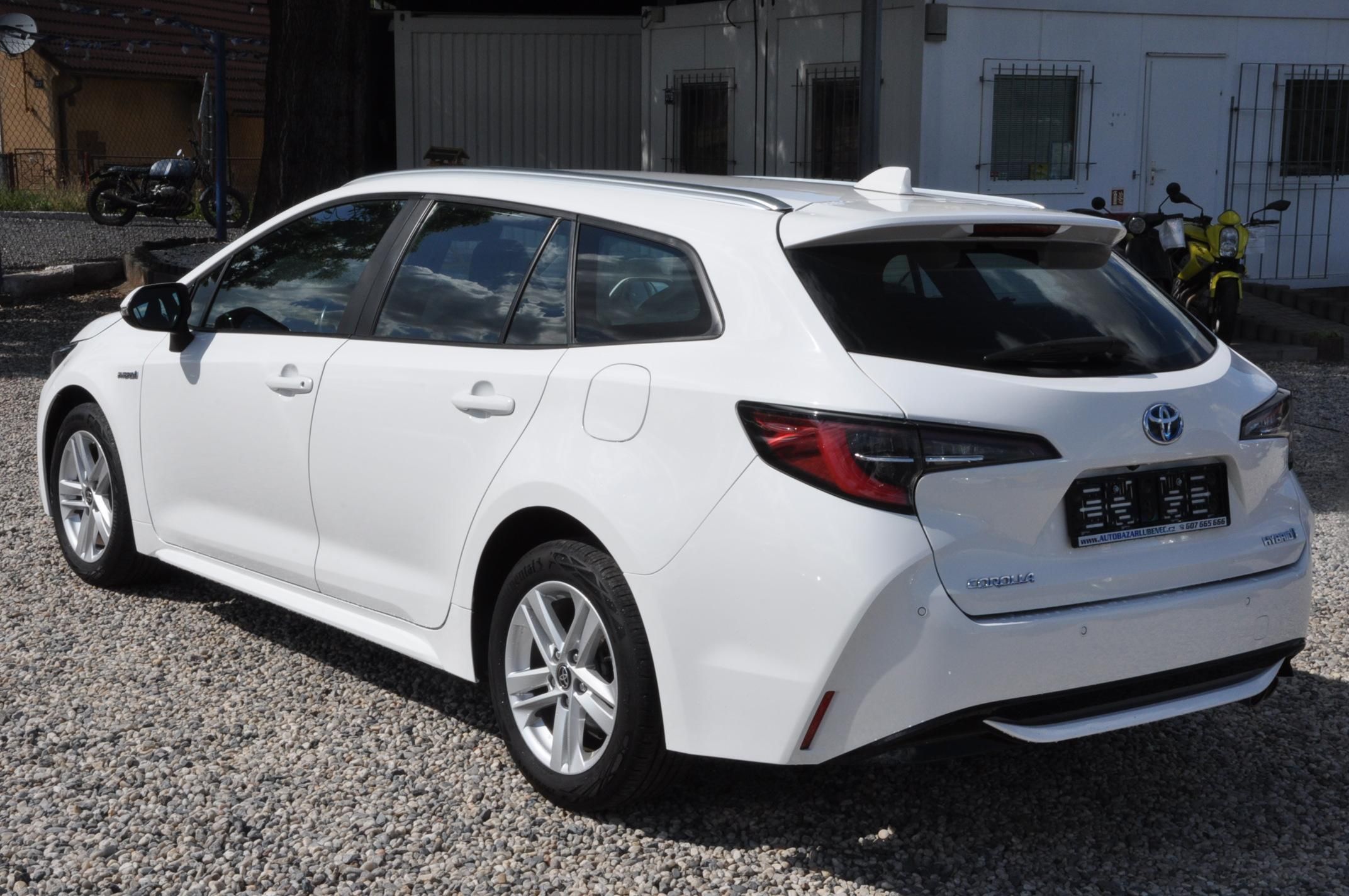 Toyota Corolla, 2.0 Hybrid 112kW KOMBI - fotka 4