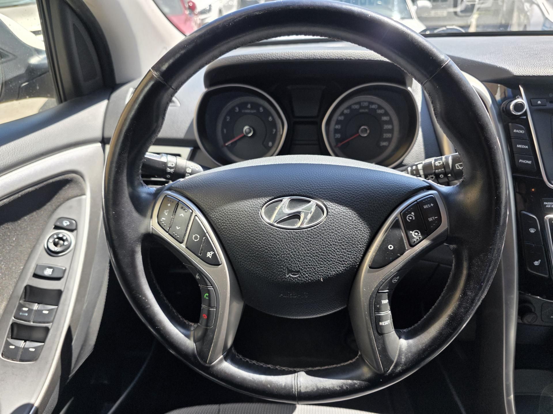 Hyundai i30, 1.6-NÍZKÉ KM-nová STK-CEBIA - fotka 2