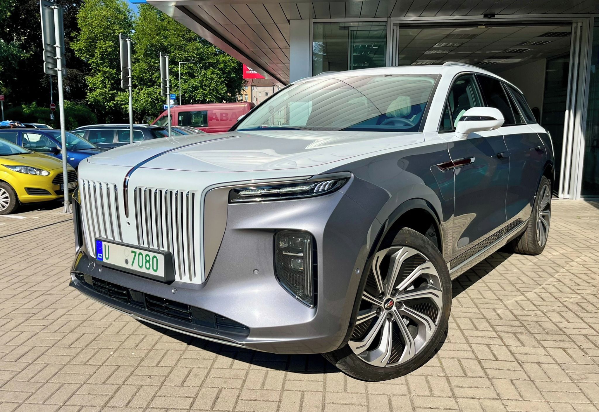Hongqi E-HS9, Long Range 120 kW