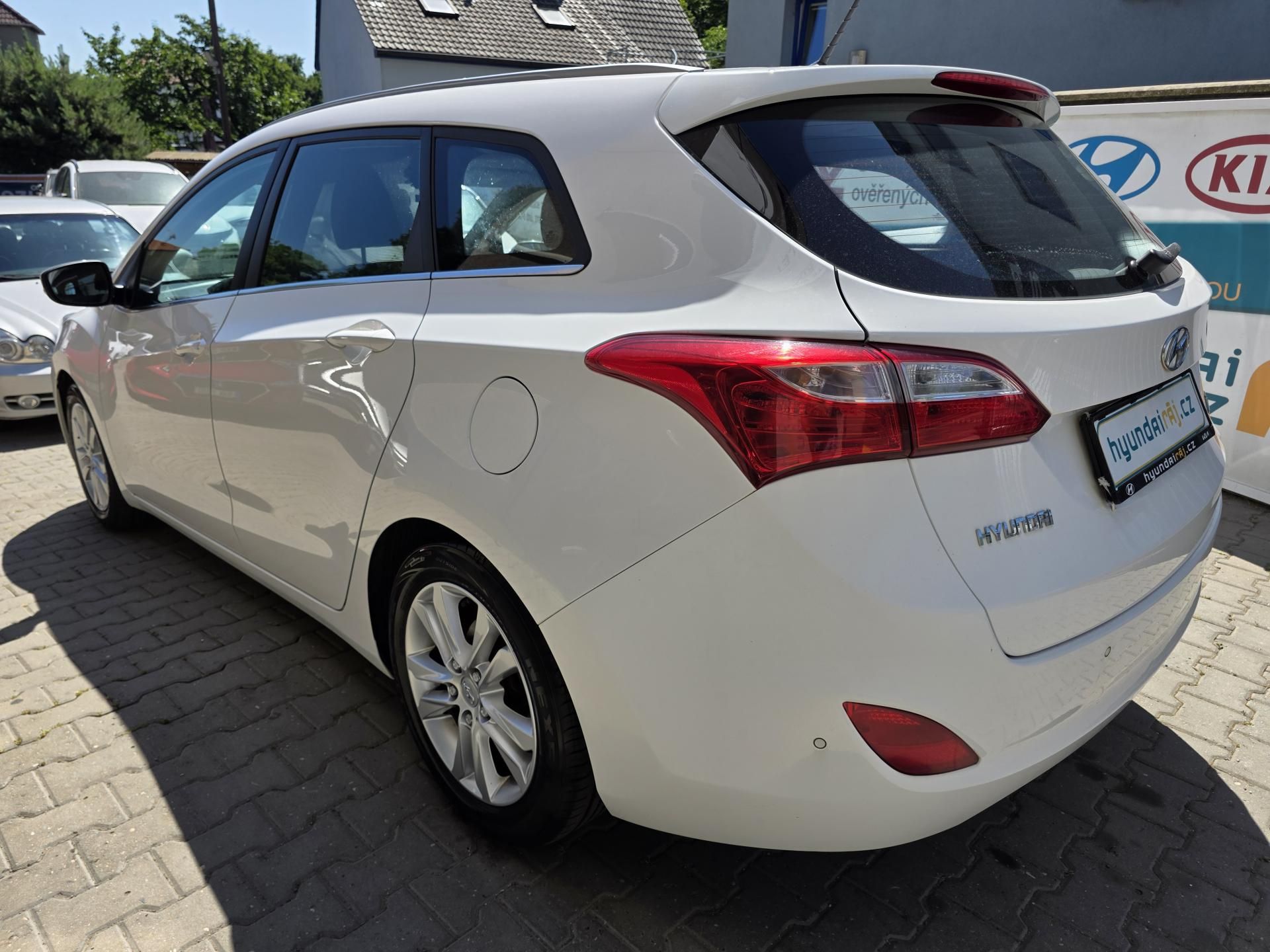 Hyundai i30, 1.6-NÍZKÉ KM-nová STK-CEBIA - fotka 6