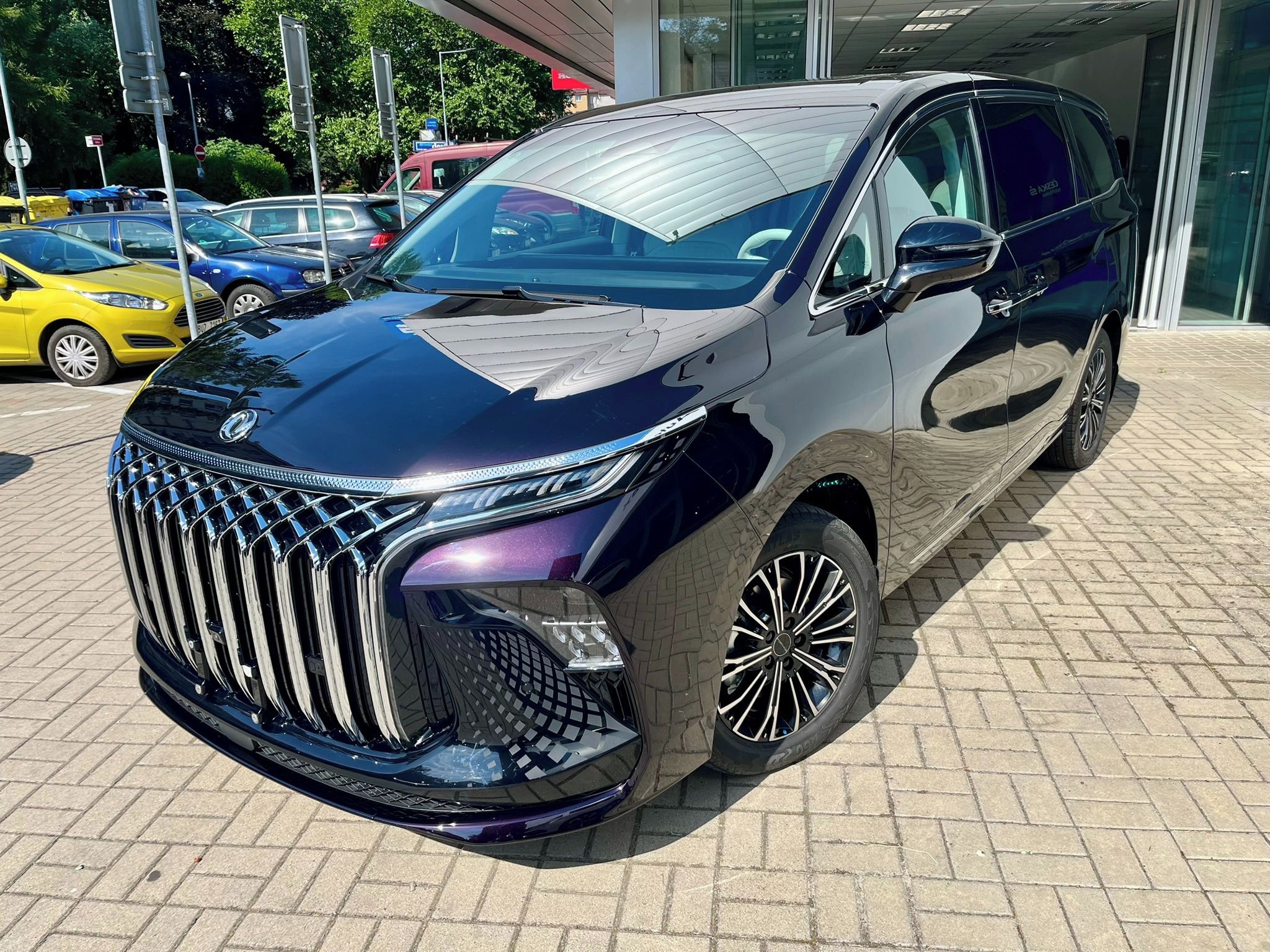 Dongfeng U-Tour, V9 HEV Luxusní MPV - fotka 2