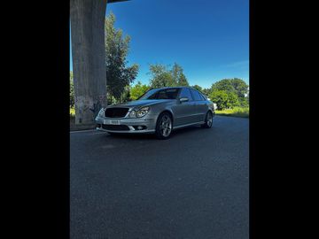 W211
