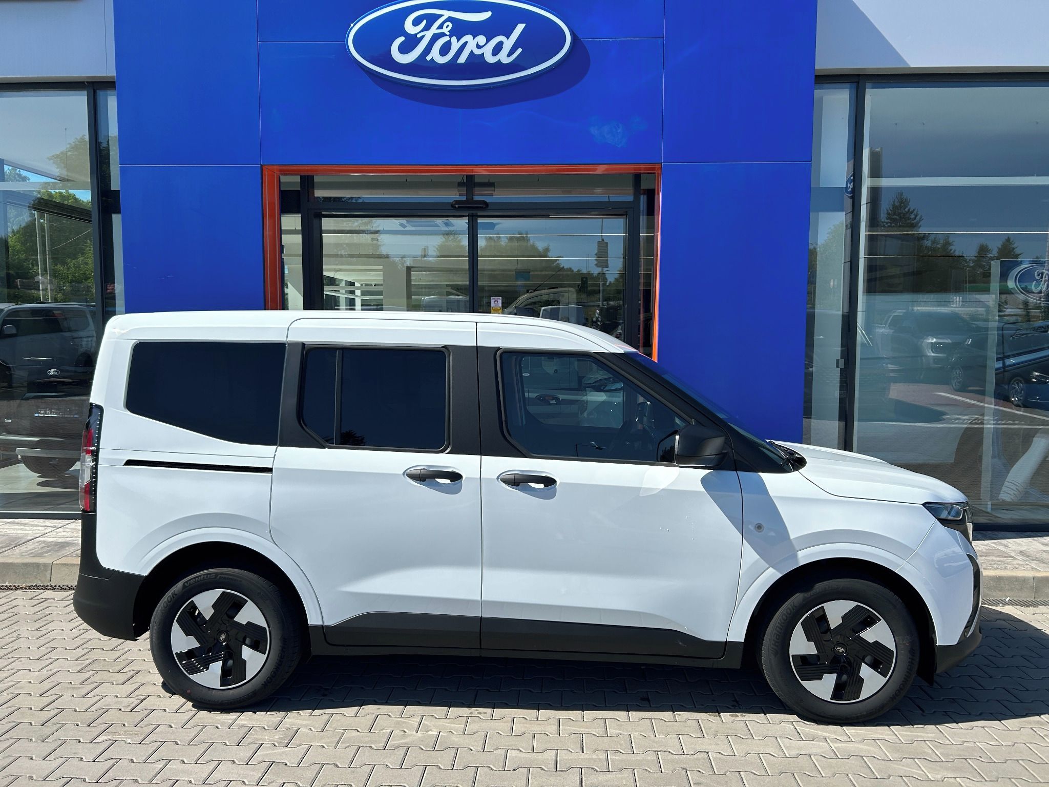 Ford Tourneo Courier, 43 kWh Elektromotor Trend L1 - fotka 3