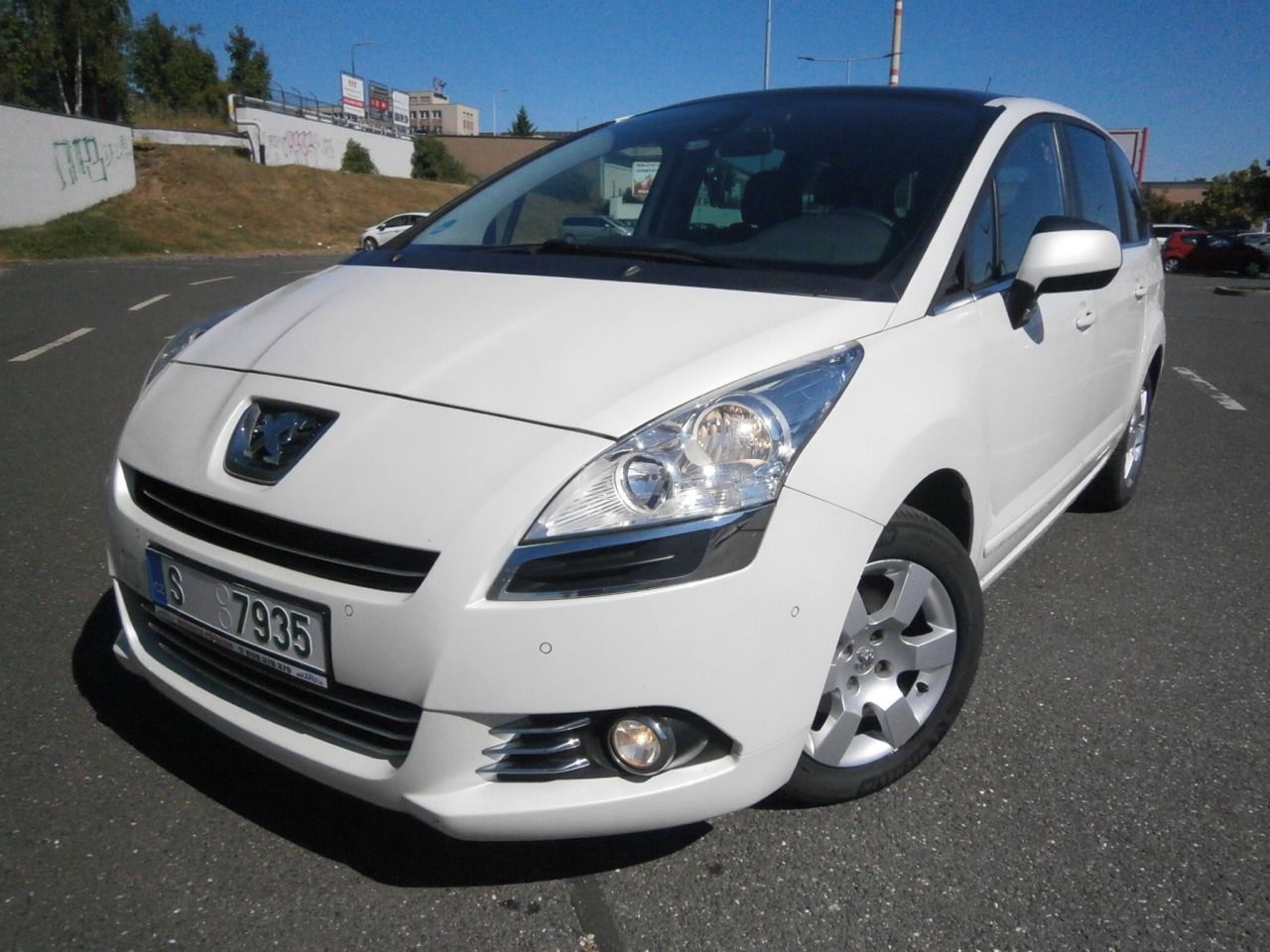 Peugeot 5008, 7-MIST TAZNE PANORAMA SERVISK