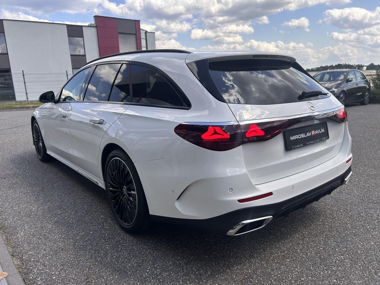 Mercedes-Benz Třídy E, E 220d 4MATIC kombi AMG - fotka 2