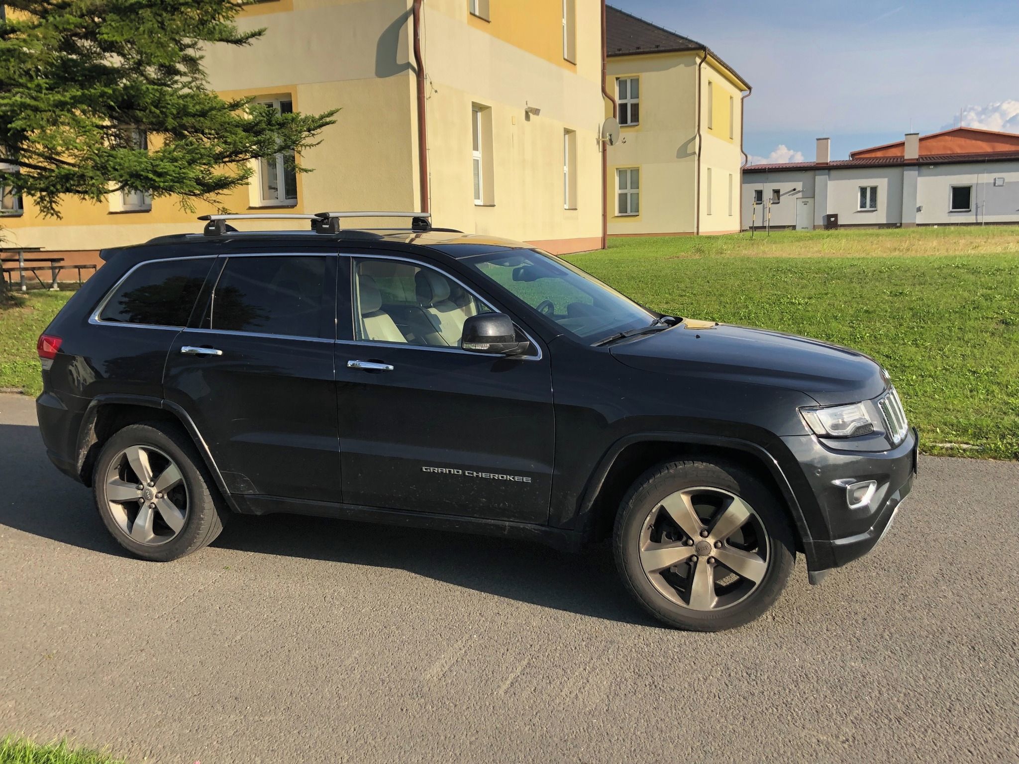 Jeep Grand Cherokee, SVĚTLÝ INTERIÉR - fotka 6