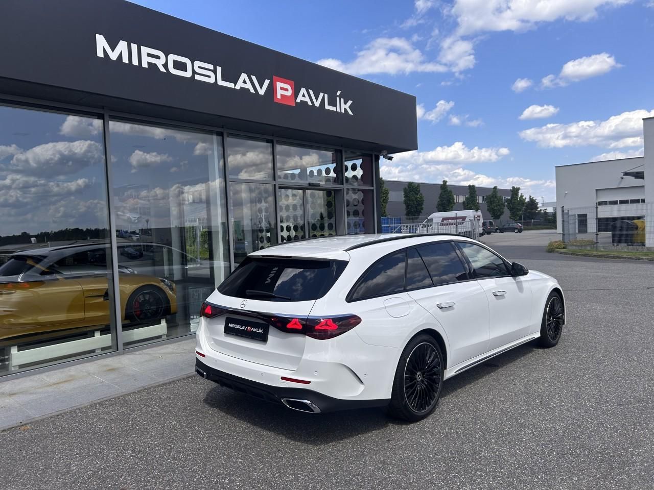 Mercedes-Benz Třídy E, E 220d 4MATIC kombi AMG - fotka 4