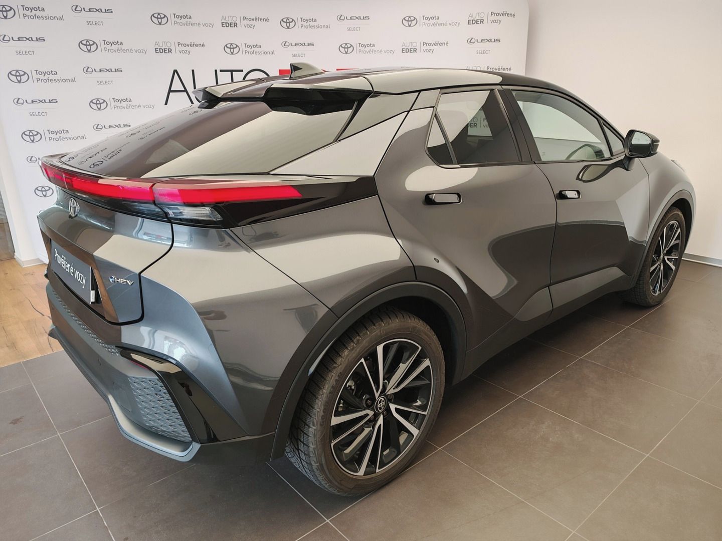 Toyota C-HR, 2.0 Hybrid 4x2 Executive - fotka 4