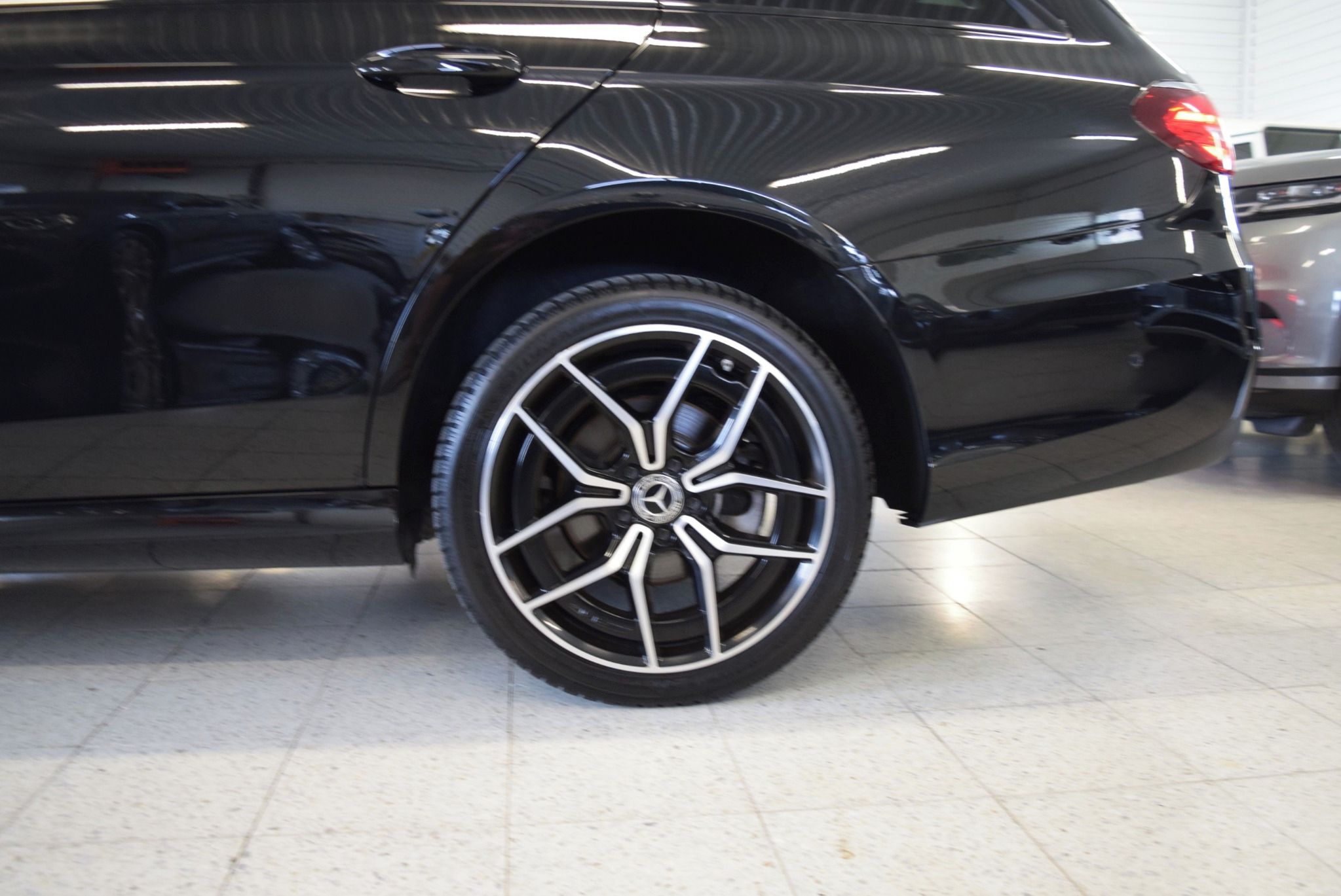 Mercedes-Benz Třídy E, 220 D 4MATIC AMG HYD.PODVOZEK - fotka 3