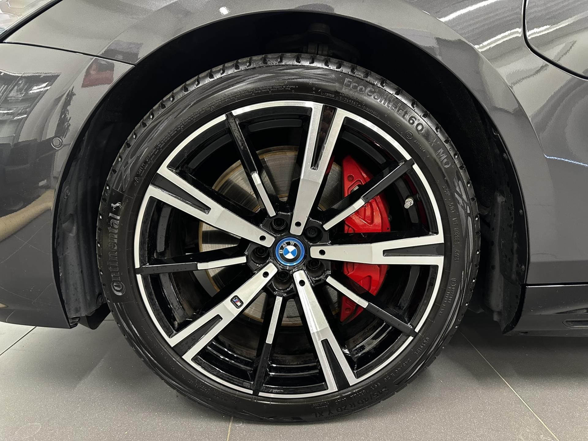 BMW Řada 5, 550e xDrive Sedan - fotka 6