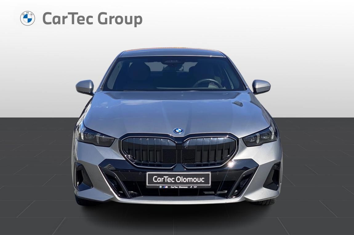 BMW Řada 5, 550e xDrive - fotka 2