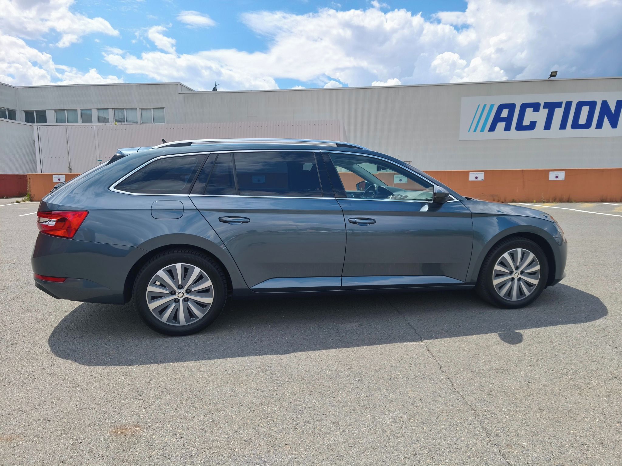 Škoda Superb, combi 2.0 TDi,110kW,Style,Man - fotka 2