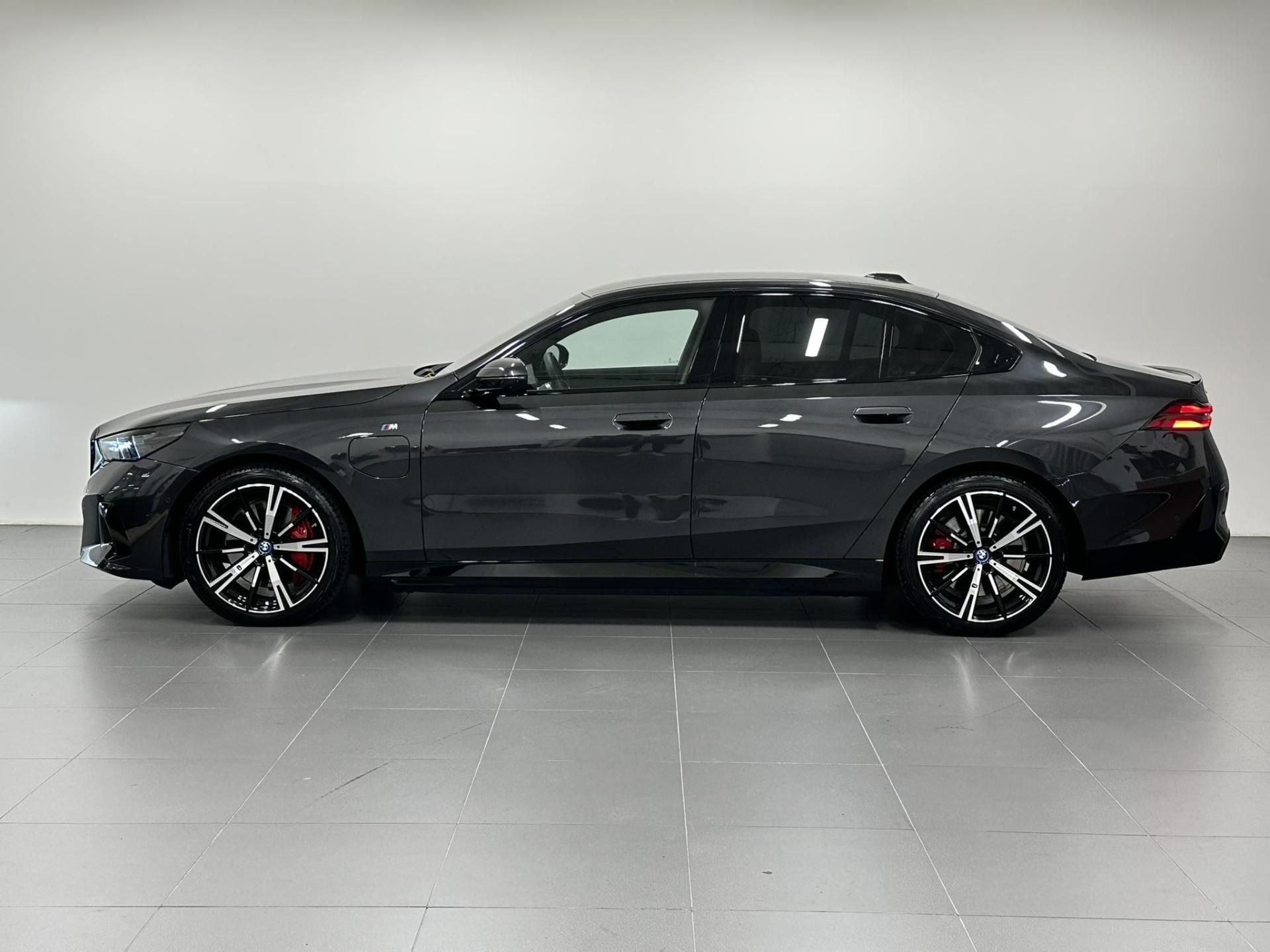 BMW Řada 5, 550e xDrive Sedan - fotka 4