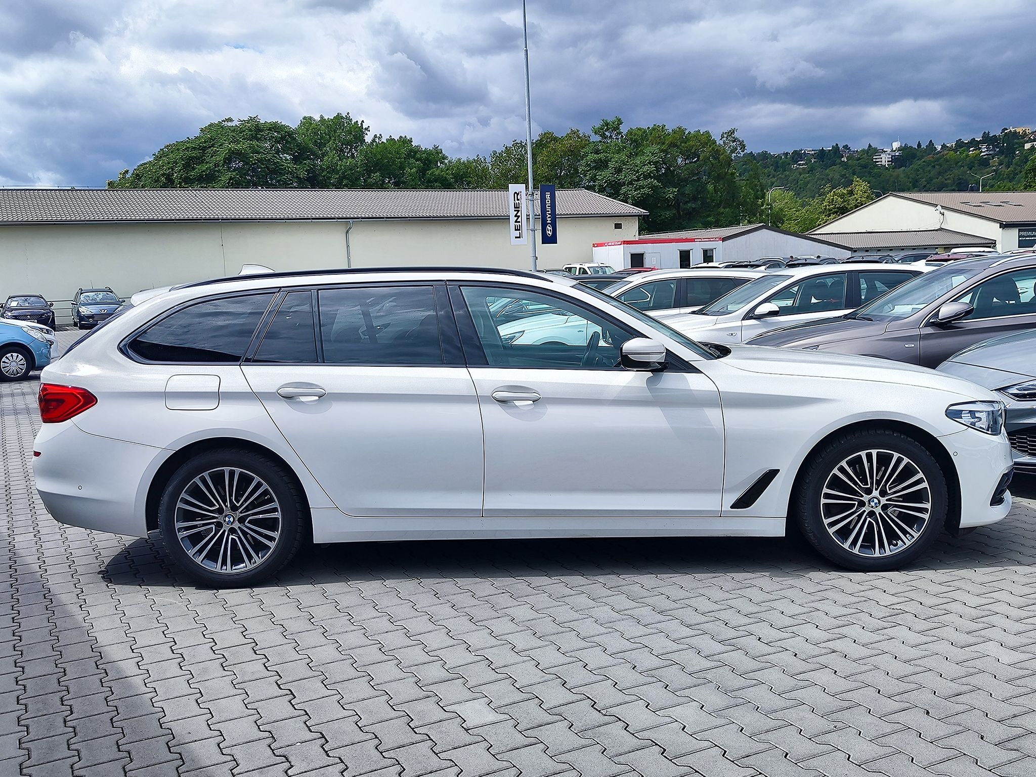 BMW Řada 5, 2.0d/140kW 520d Sportline - fotka 4