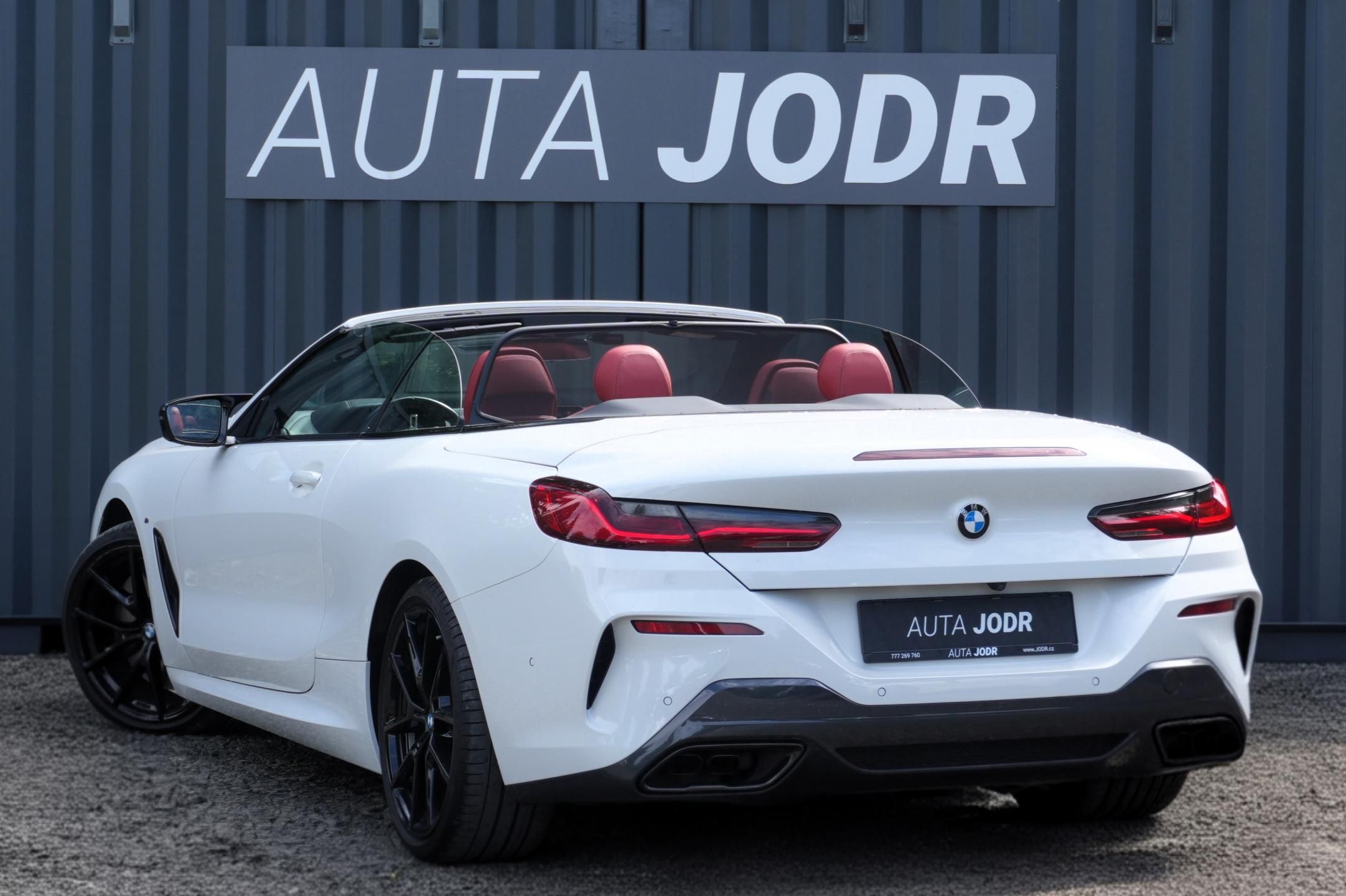 BMW Řada 8, M850i xD Cabrio, Lasery, B&W - fotka 5