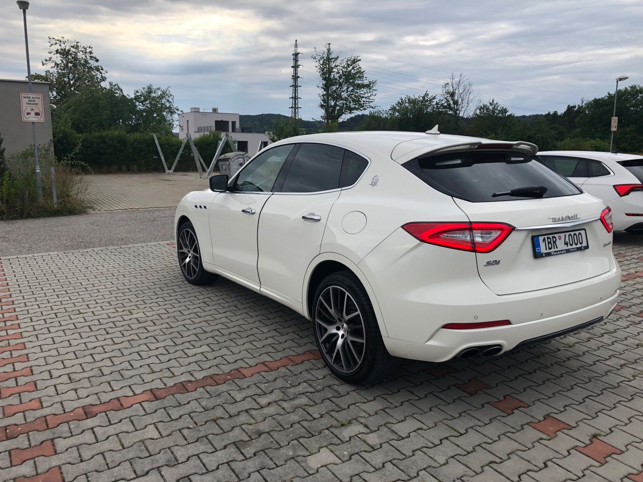 Maserati Levante, SQ4 316 KW TOP stav! - fotka 3