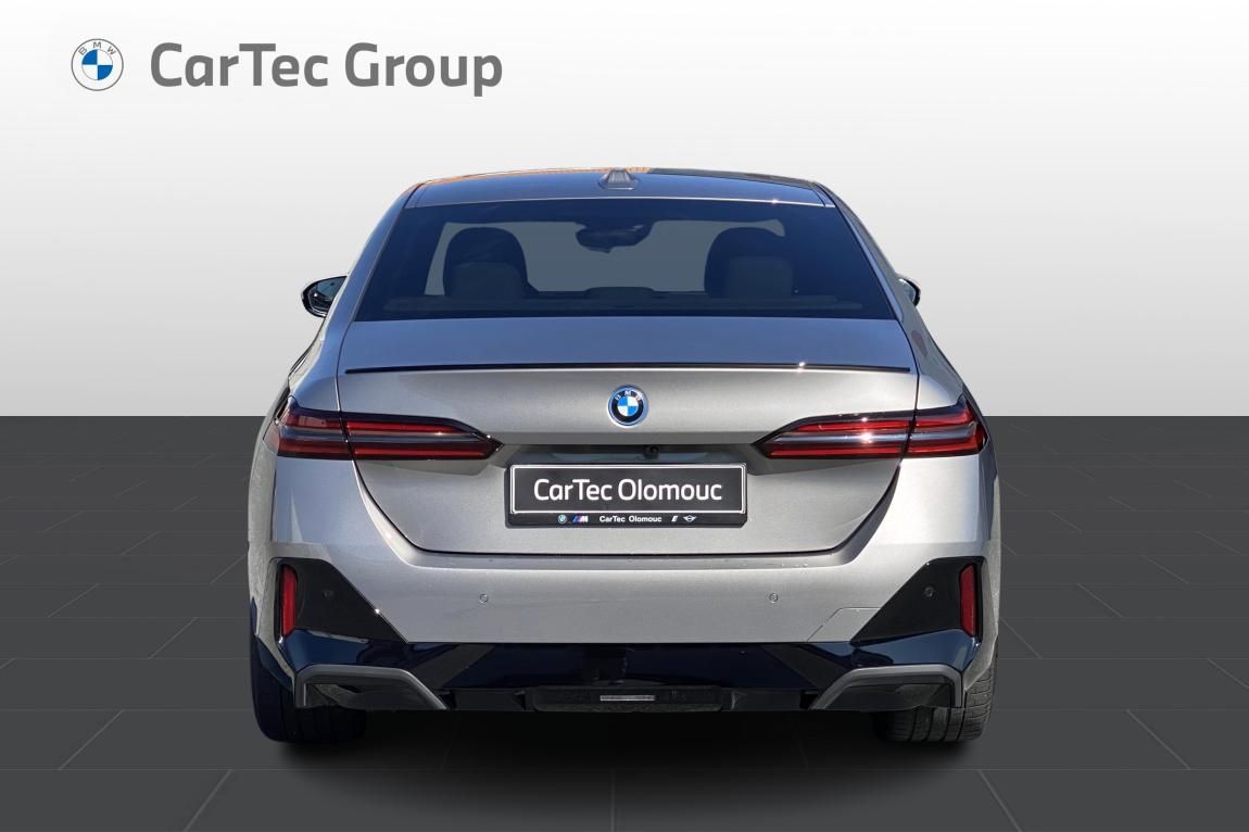 BMW Řada 5, 550e xDrive - fotka 5