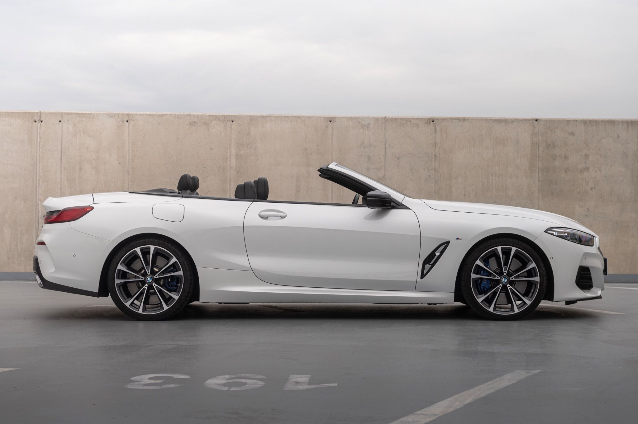BMW Řada 8, M850i xDrive Cabrio Zár. 2027 - fotka 4