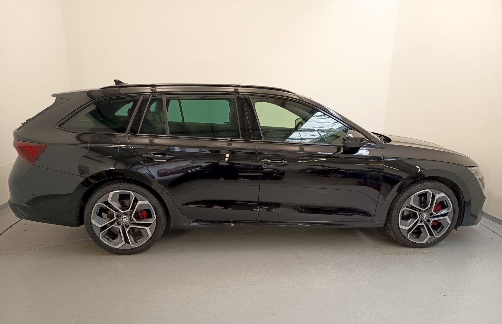 Škoda Octavia, Combi RS Challenge Plus 2.0TSI - fotka 6