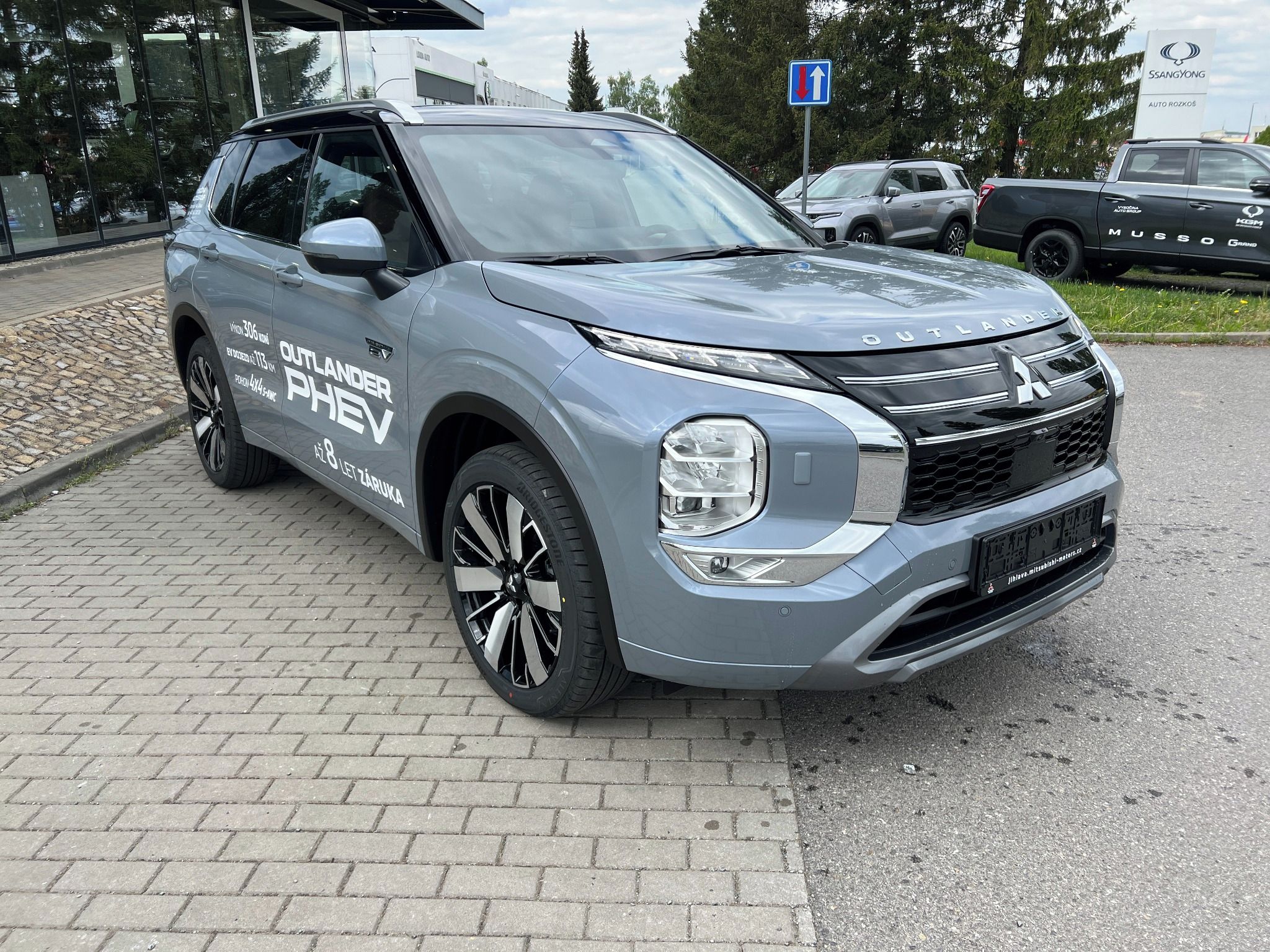 Mitsubishi Outlander, 2.4 PHEV INSTYLE+ 4x4 - fotka 3