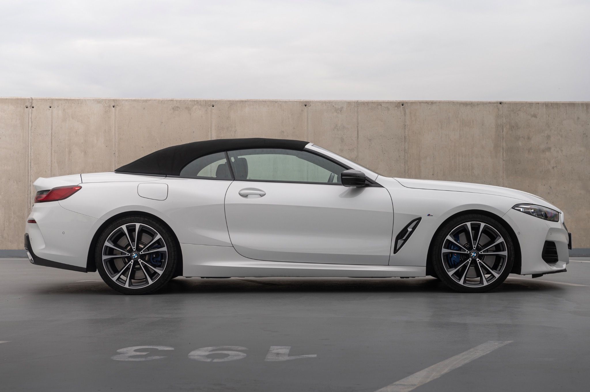 BMW Řada 8, M850i xDrive Cabrio Zár. 2027 - fotka 5