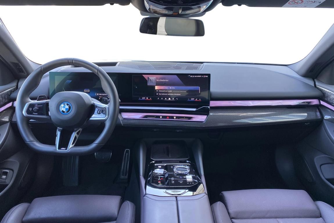 BMW Řada 5, 550e xDrive - fotka 4