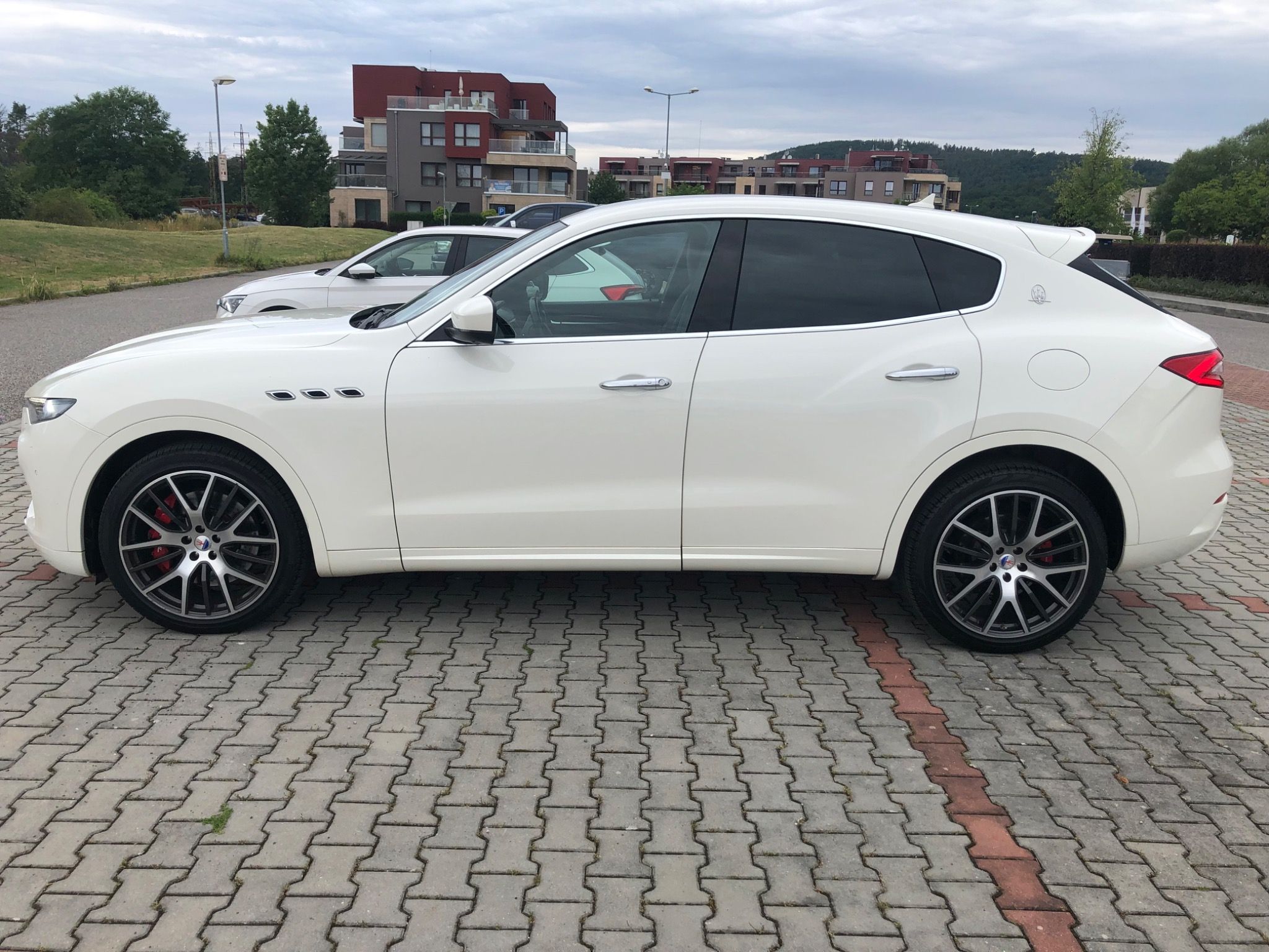 Maserati Levante, SQ4 316 KW TOP stav! - fotka 2