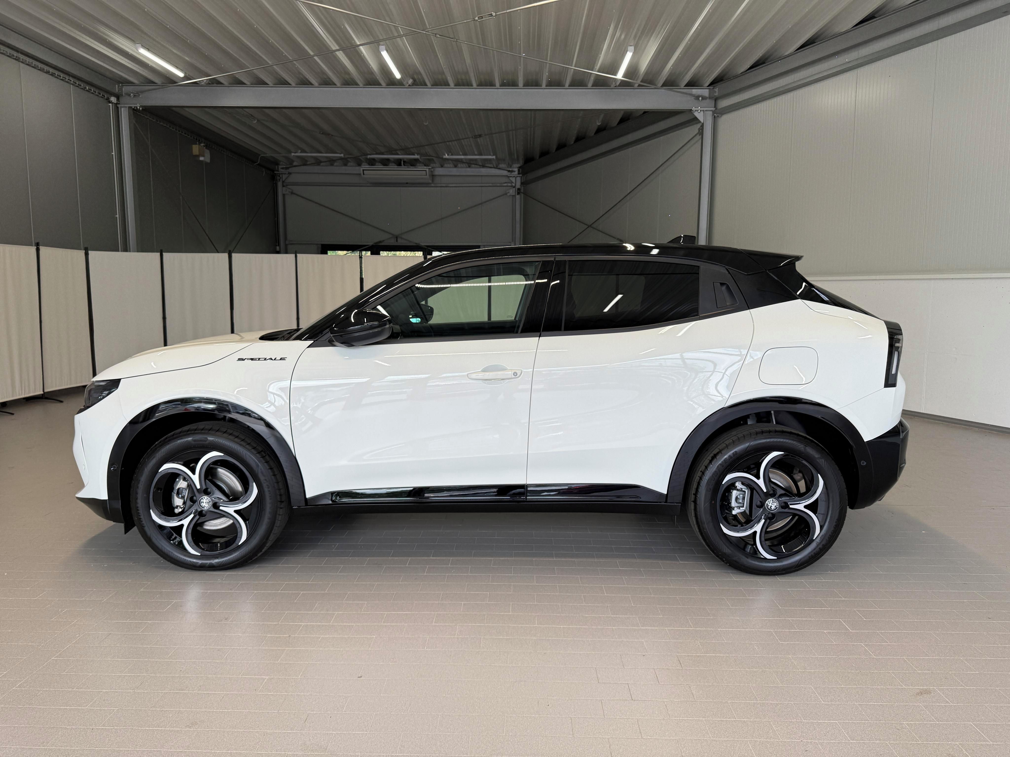 Alfa Romeo Junior, Ibrida Q4 Speciale 1.2 Turbo H - fotka 2