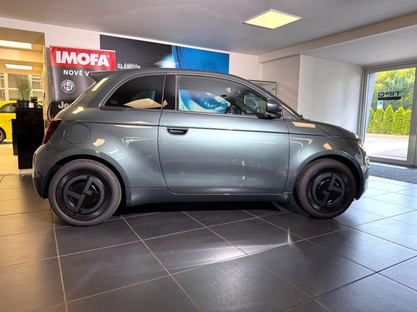 Fiat 500E, BEV Giorgio Armani 320km 42 - fotka 4