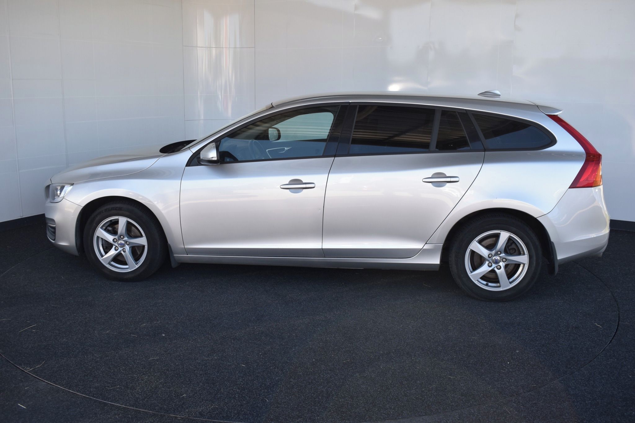 Volvo V60, 1,6 D2 Serviska,ALU, Klima - fotka 2