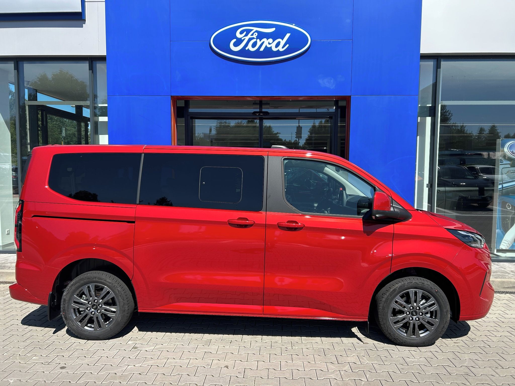 Ford Tourneo Custom, Titanium L1 2.0 EcoBlue 110 kW - fotka 4