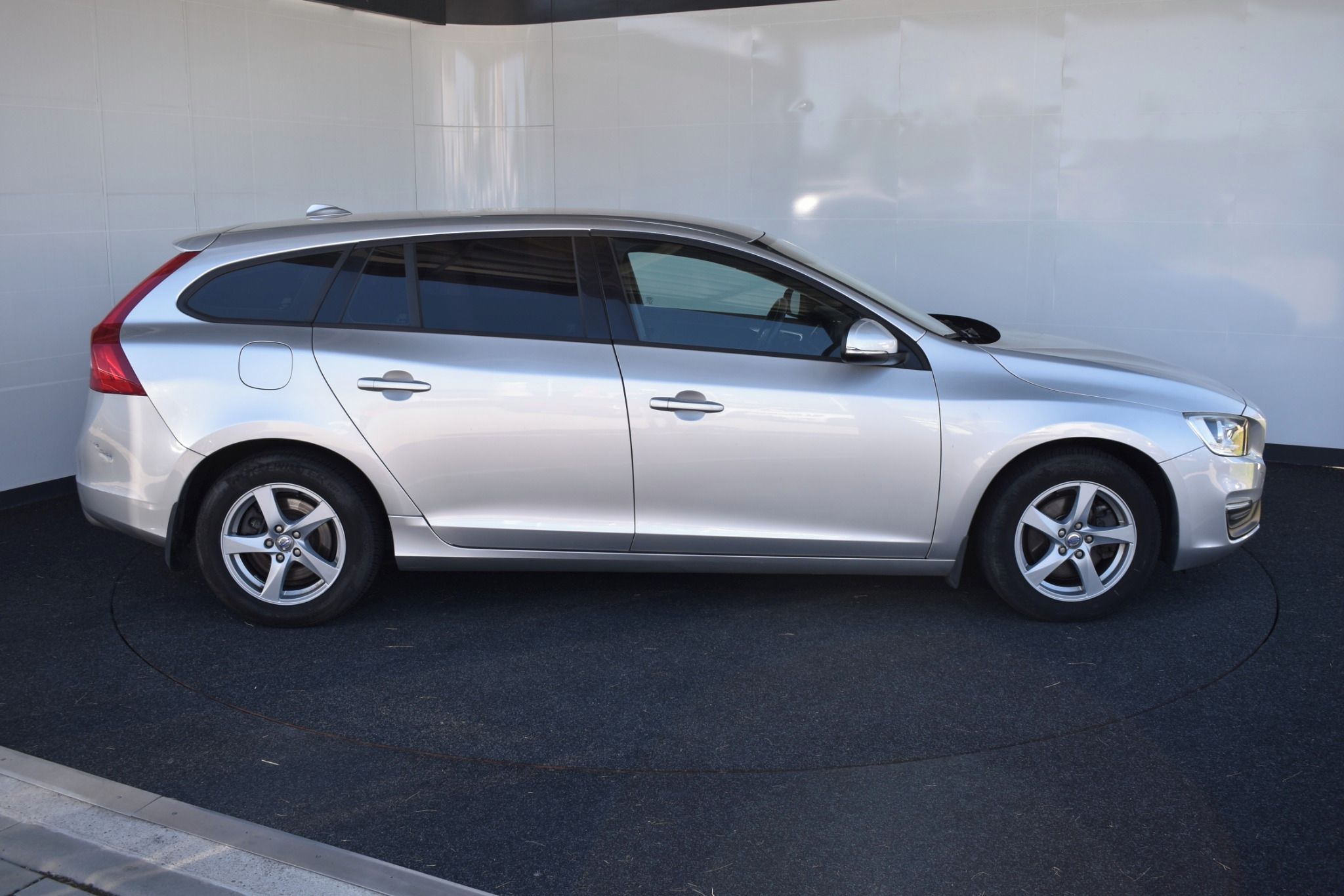 Volvo V60, 1,6 D2 Serviska,ALU, Klima - fotka 6