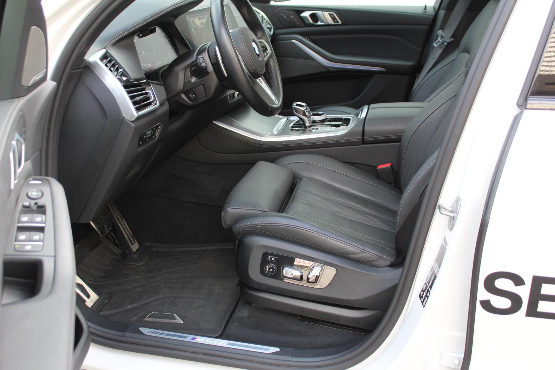 BMW X5, M50i - fotka 4