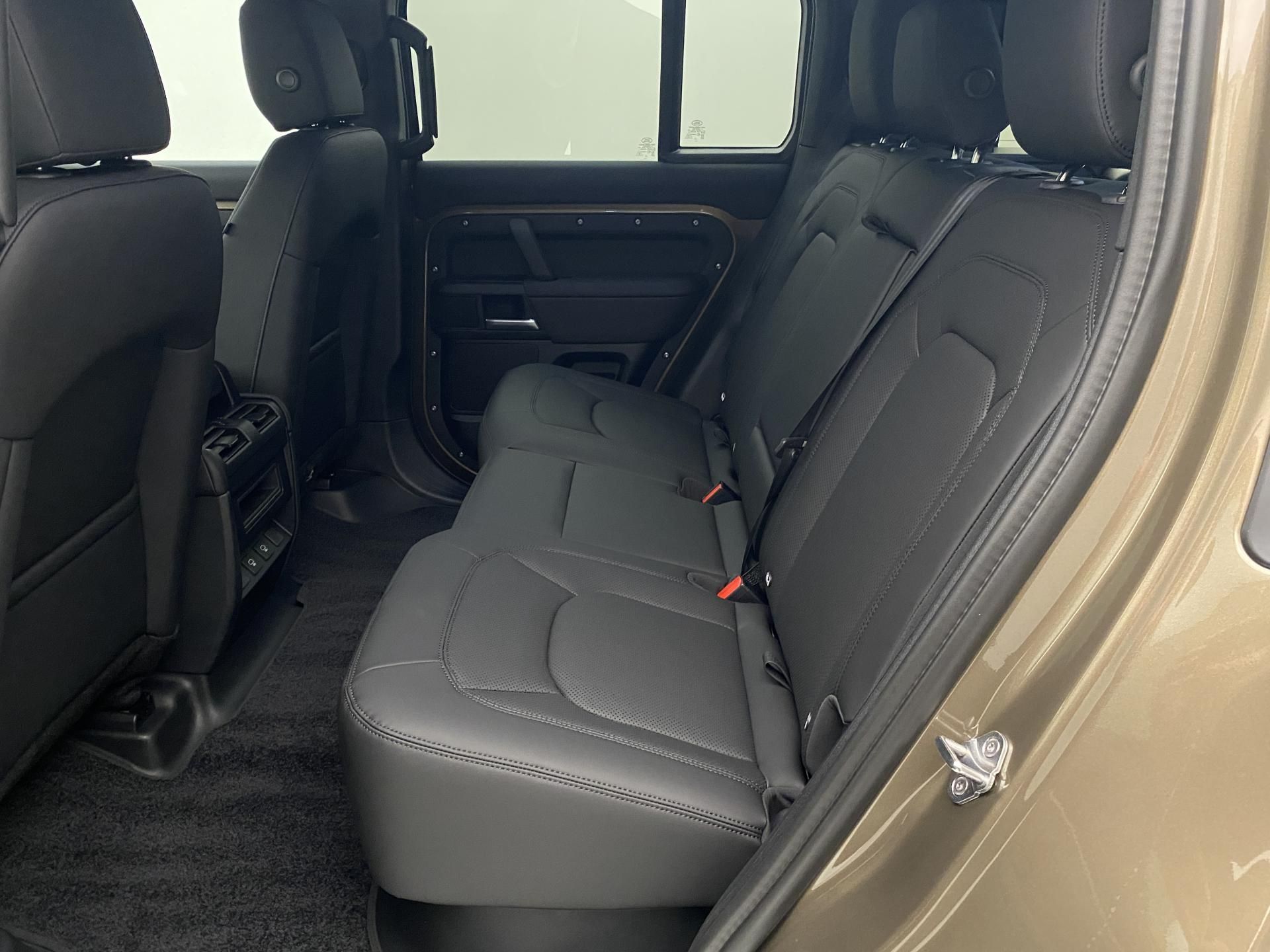 Land Rover Defender, 110 D250 X-DYNAMIC SE AWD AUT - fotka 6