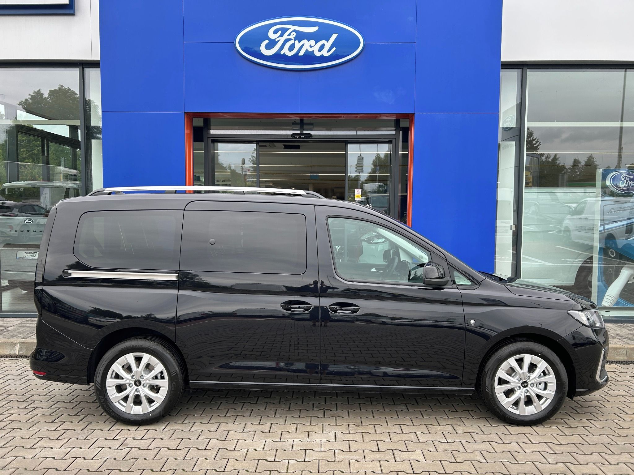Ford Tourneo Connect, 1.5 Ecoboost 85kW AT Titanium - fotka 3