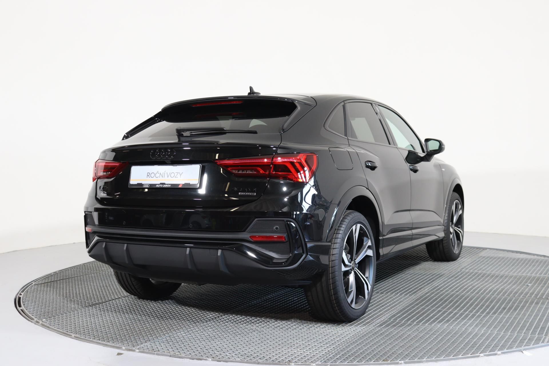 Audi Q3, Spb Sline 40 TDI quattro - fotka 5