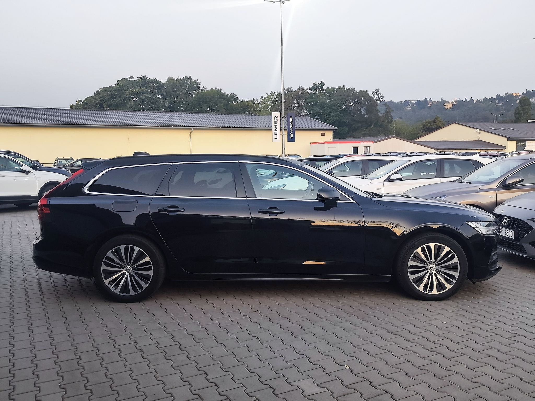 Volvo V90, B5 2.0/184kW Momentum Pro - fotka 4