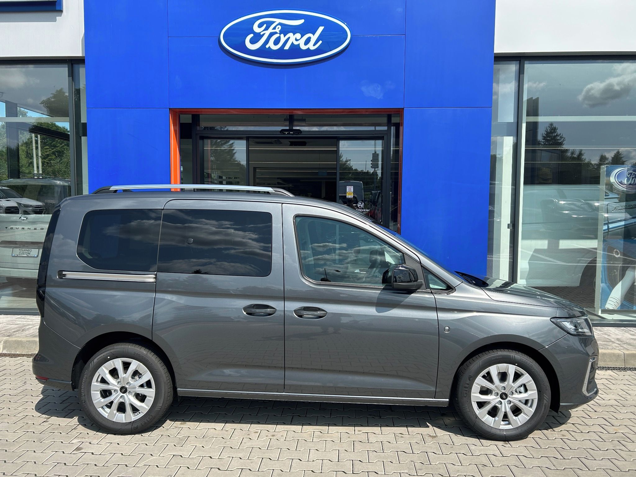 Ford Tourneo Connect, 1.5 Ecoboost 85kW AT Titanium - fotka 3
