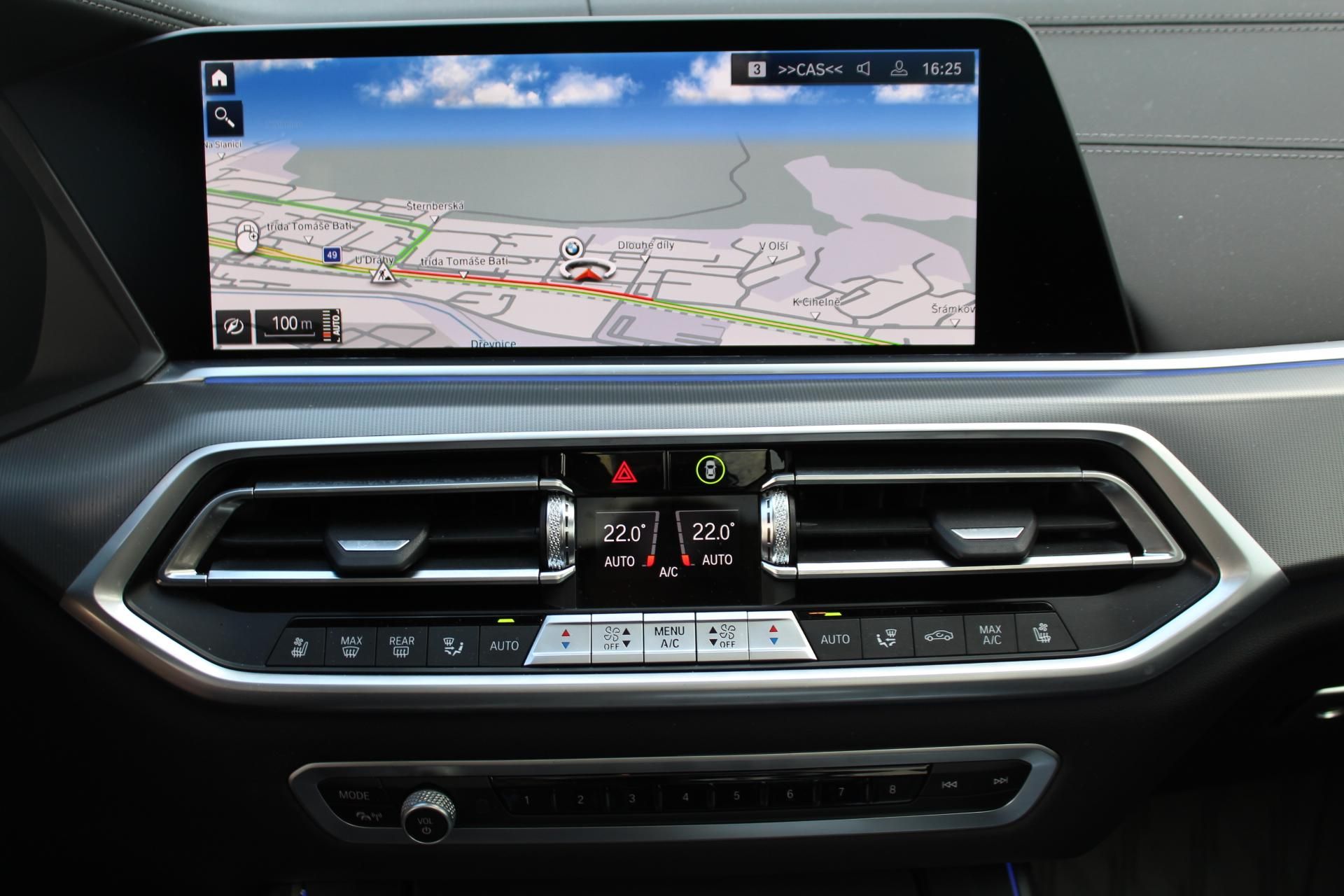 BMW X5, M50i - fotka 5