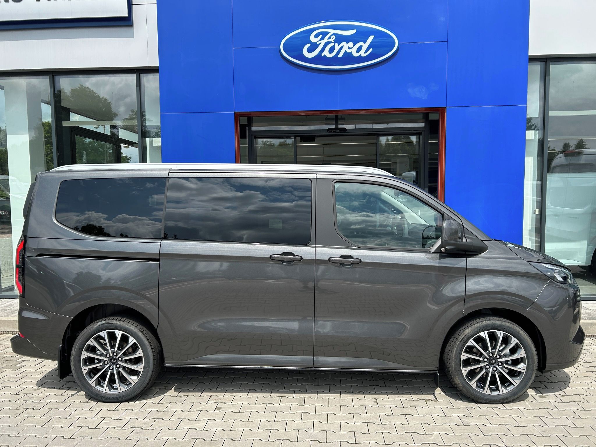 Ford Tourneo Custom, Titanium X L1 2.5 PHEV 171kW - fotka 4