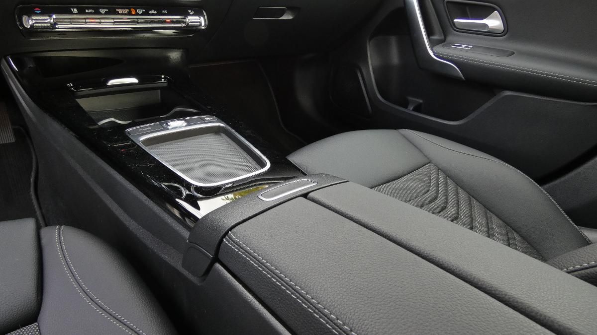 Mercedes-Benz Třídy A, 180 Sedan Progessive - fotka 6