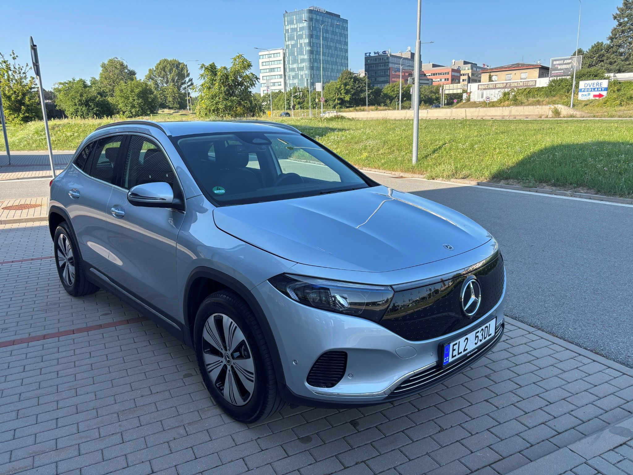 Mercedes-Benz EQA, 350 215KW 4Matic Odp.DPH - fotka 4