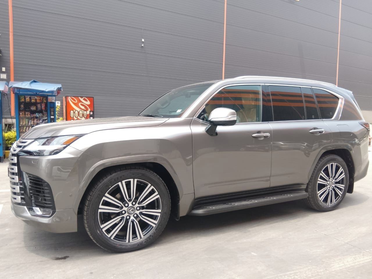 Lexus, LX 700h Luxury - fotka 2