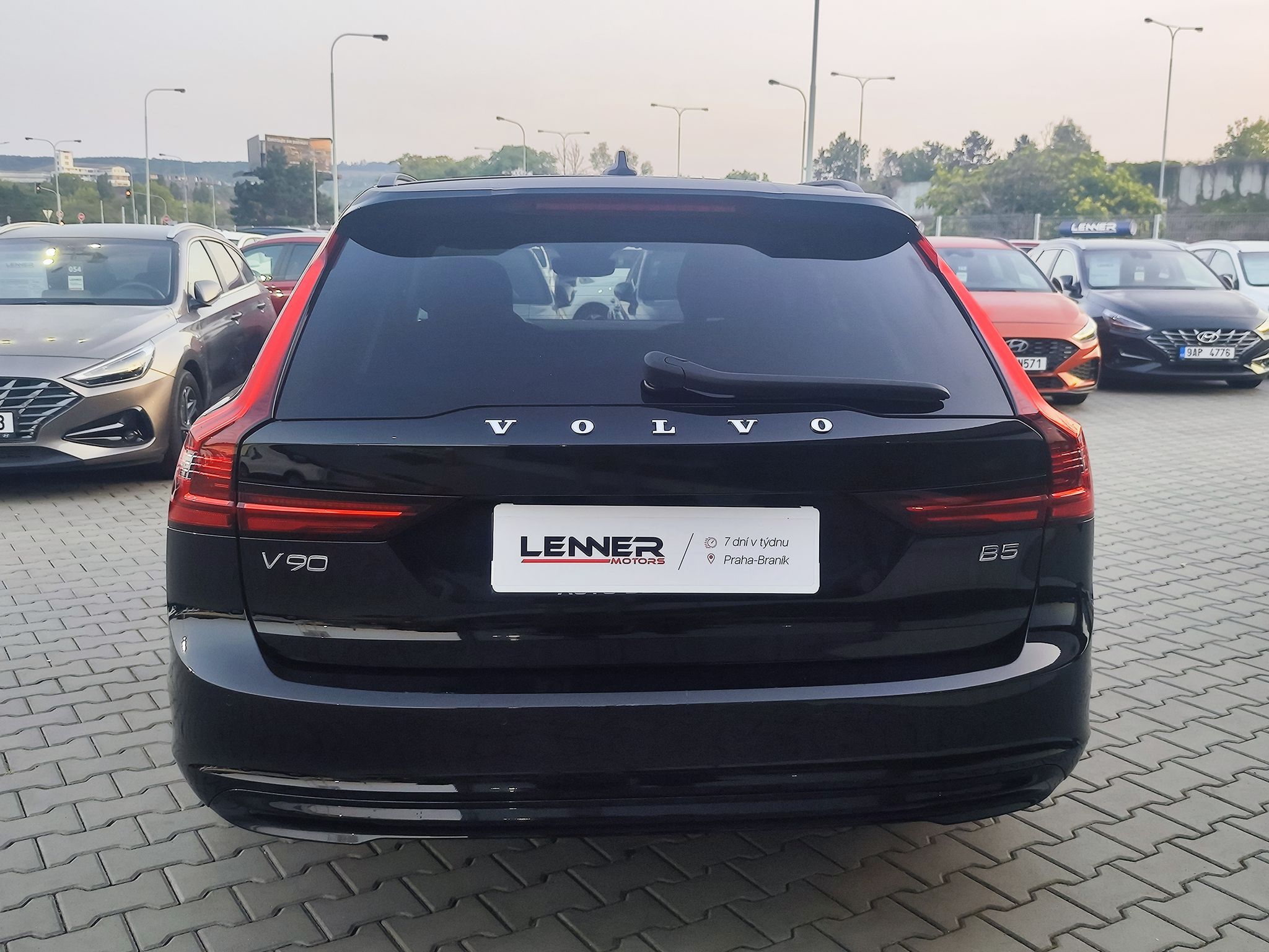 Volvo V90, B5 2.0/184kW Momentum Pro - fotka 6