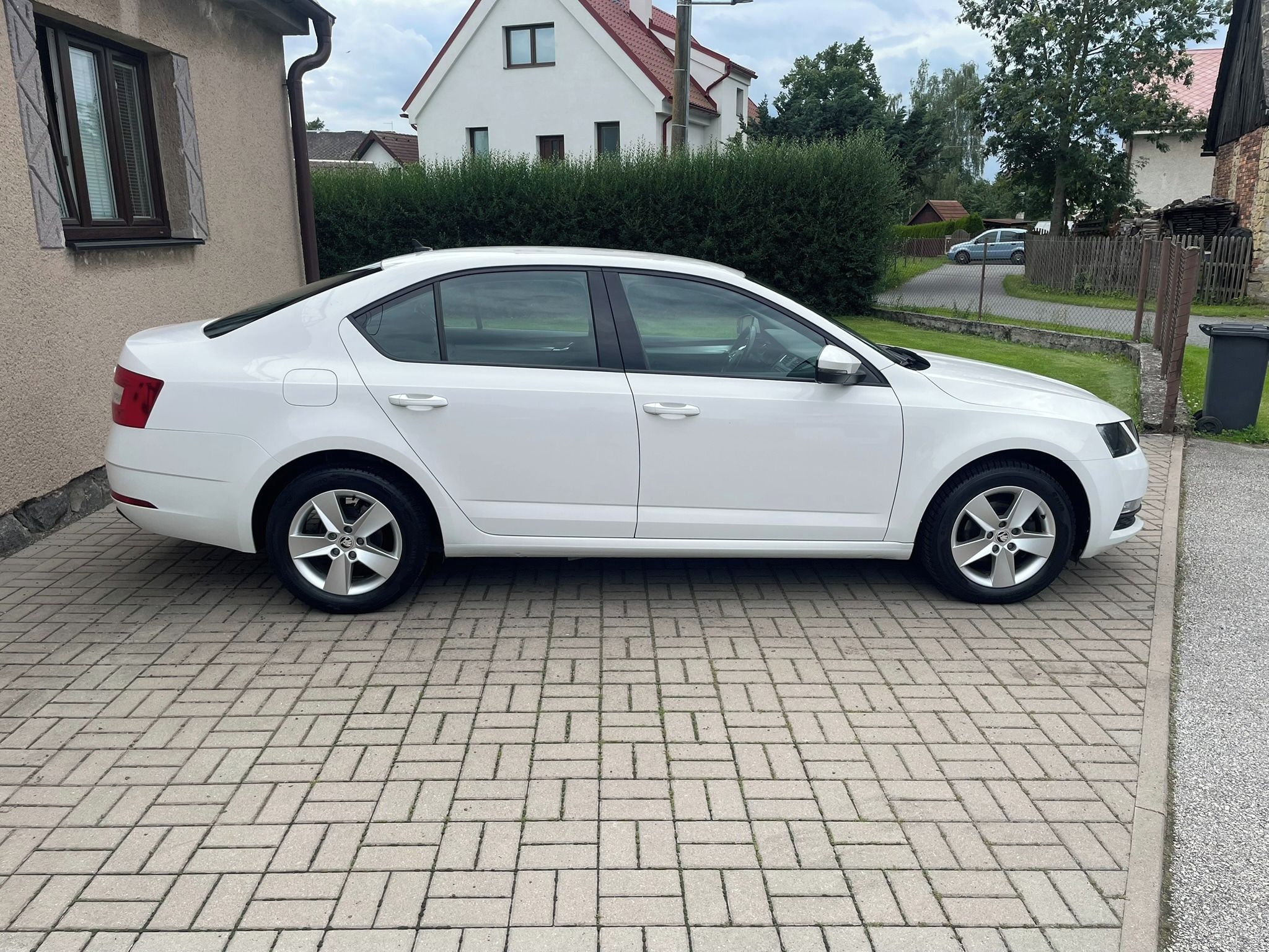 Škoda Octavia, 1,6 TDi 85 kW Ambition - fotka 4