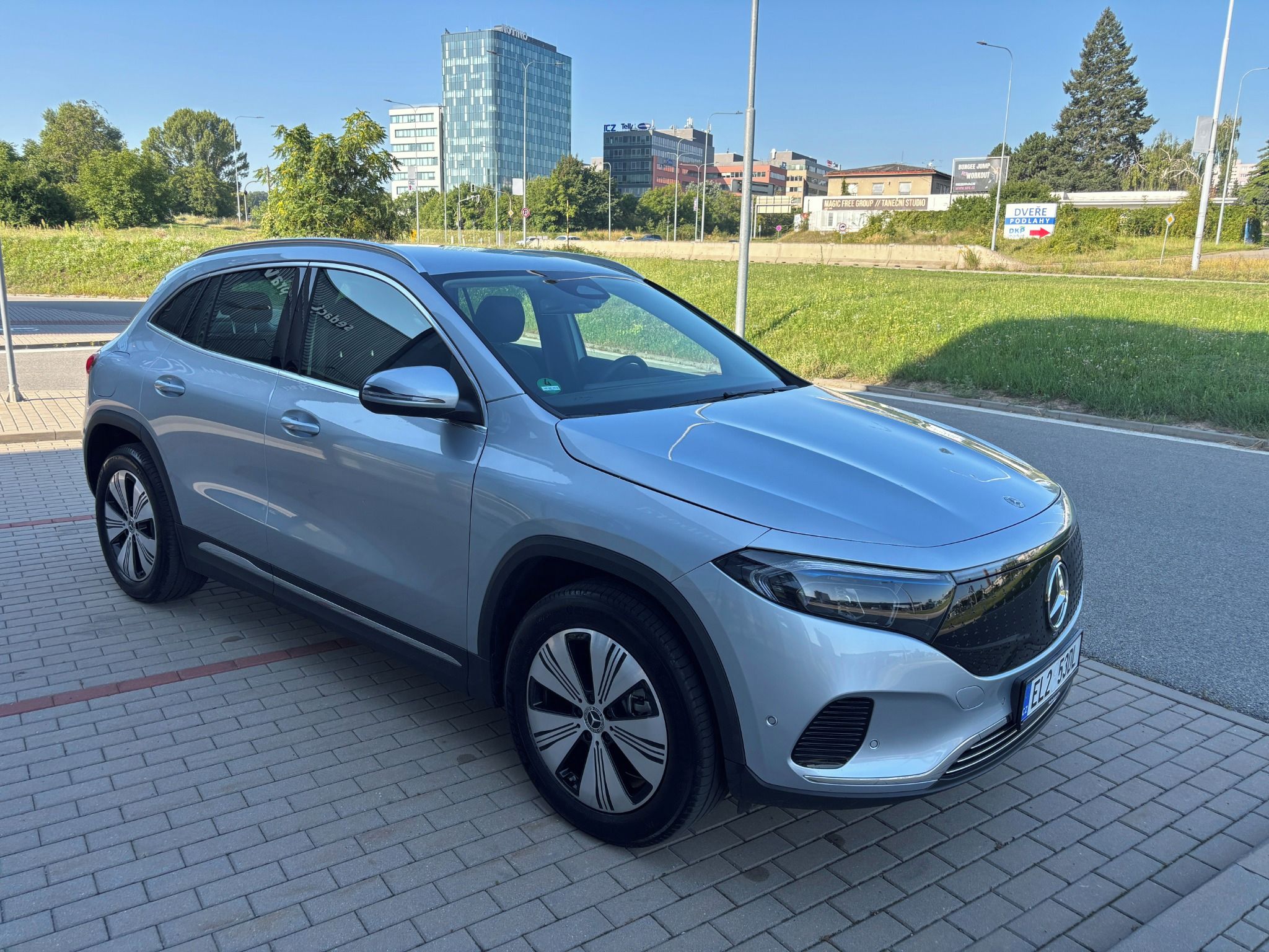 Mercedes-Benz EQA, 350 215KW 4Matic Odp.DPH - fotka 5