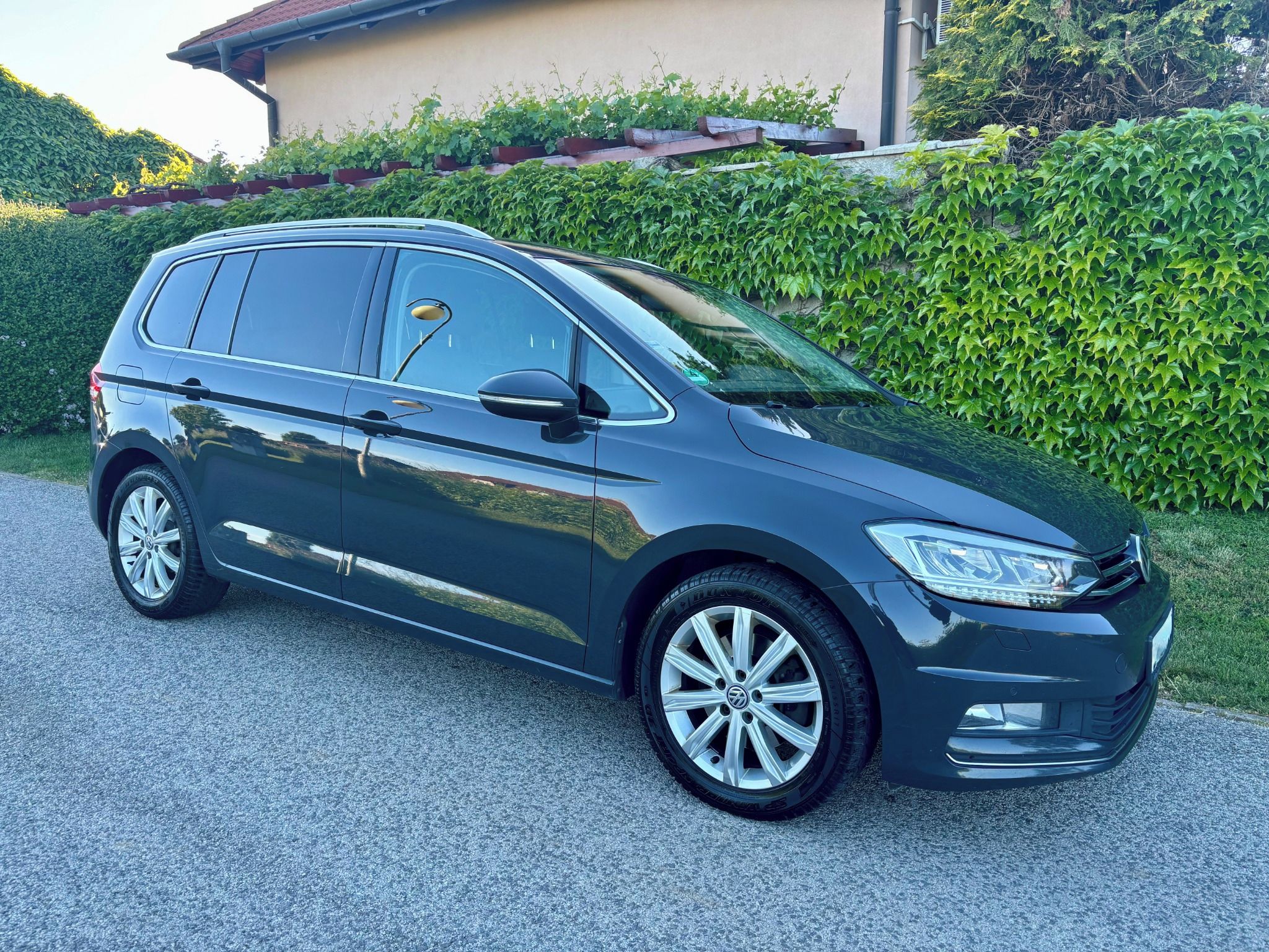 Volkswagen Touran, Highline 2.0 TDI 110KW DSG LED - fotka 2