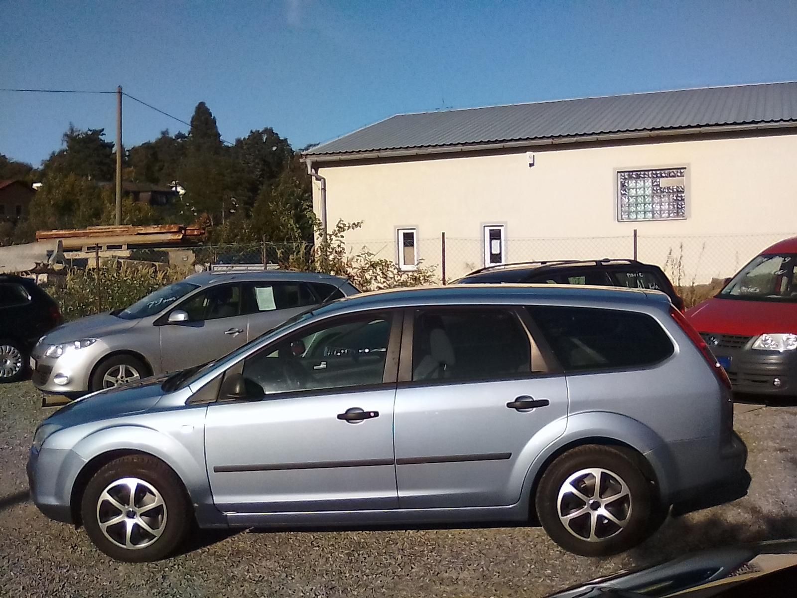 Ford Focus, 1.6i 16V combi, 4x kola navíc - fotka 3