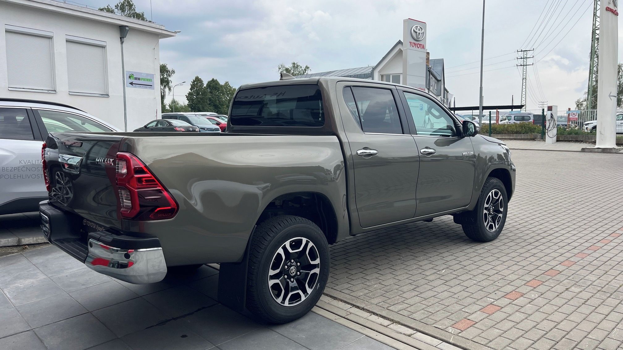Toyota Hilux, 2,8D 204PS 6AT Exeucitive HYB. - fotka 4
